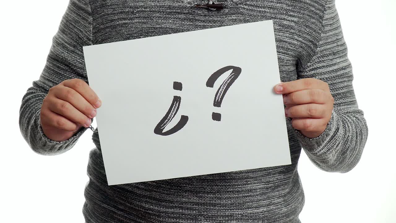 ¿una persona sosteniendo un cartel con los carteles?