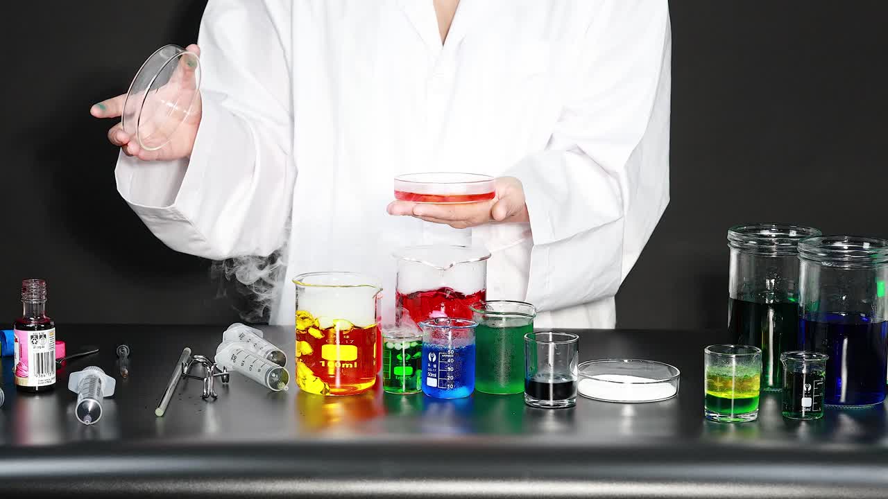 el científico lleva a cabo un experimento con líquidos de colores