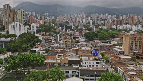 Medellin-Colombia-Antena-V19-Paso-Elevado-Bajo-El-Poblado-Barrio-Residencial-Y-Comercial-Próspero-Que-Captura-El-Paisaje-Urbano-De-Un-Denso-Complejo-De-Condominios-En-La-Ladera---Filmado-Con-Cine-Mavic-3---Noviembre-De-2022