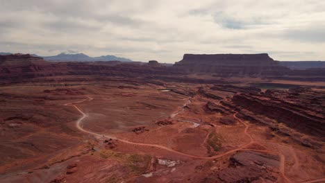 Drohnen-Luftaufnahme-Von-Roten-Felsschluchten-Und-Bergen-In-Moab,-Utah