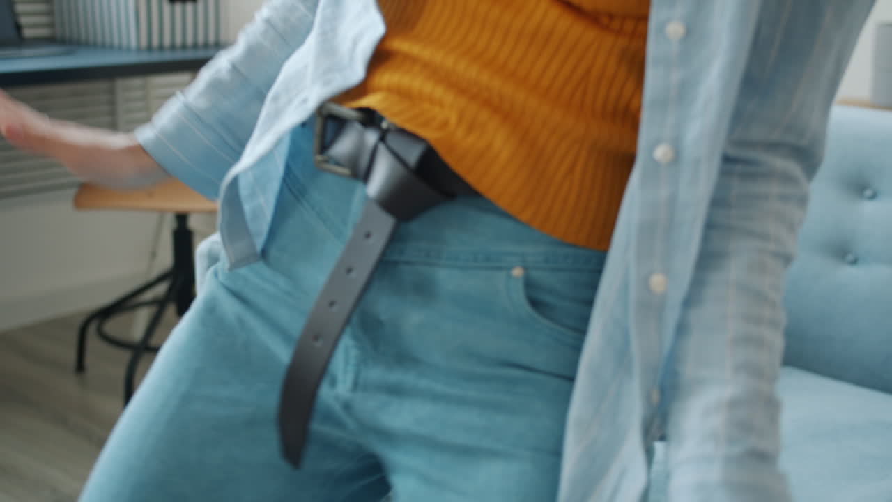 음악에 맞춰 춤을 추는 여자