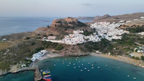 imágenes aéreas de la playa de lindos, la acrópolis de lindos por encima de la ciudad de lindos al amanecer