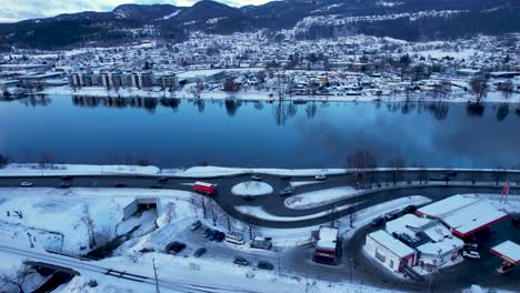 Nachmittagsverkehr-In-Einem-Kreisverkehr-In-Der-Nähe-Des-Flusses-Drammenselva,-Viken,-Norwegen