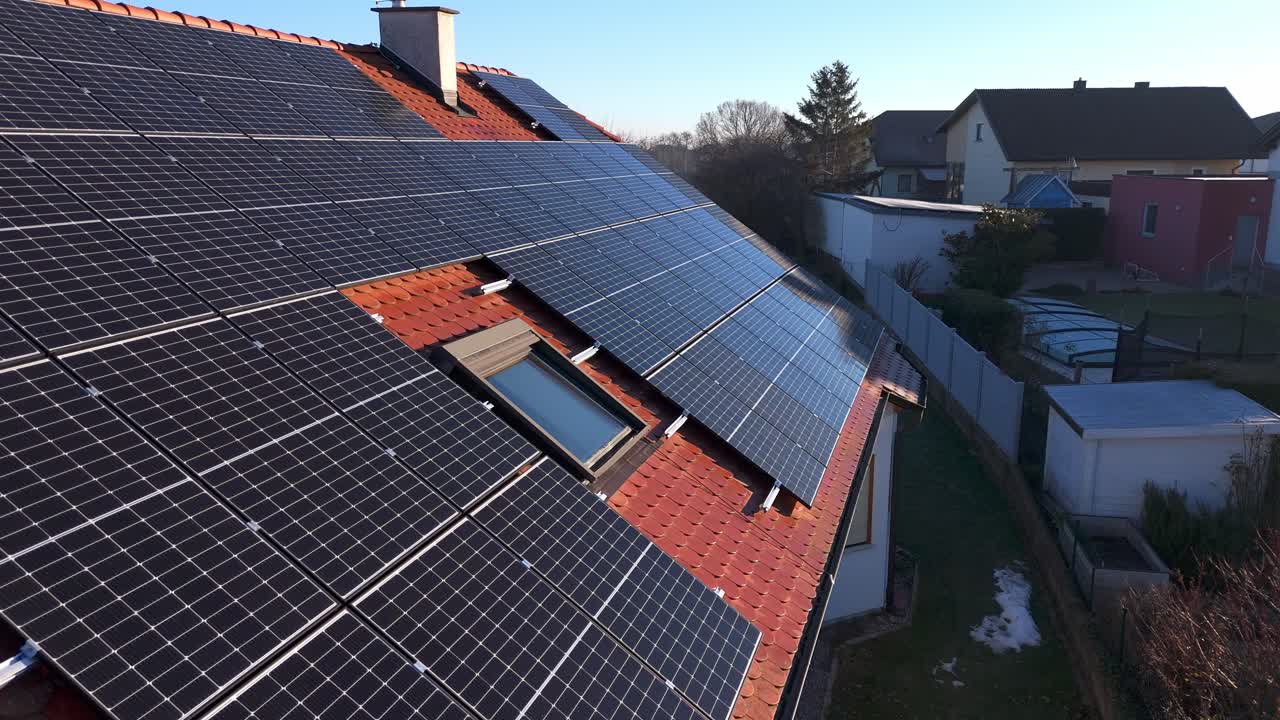 집 지붕 에 있는 광전 시스템 - 드론 촬영