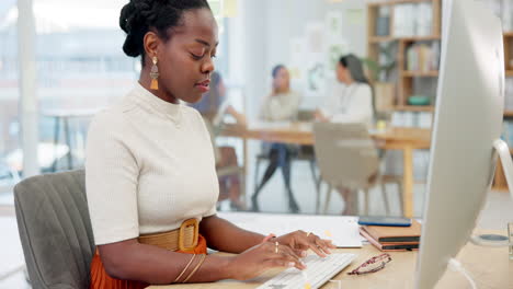 Mujer-De-Negocios,-Escribiendo-Y-Trabajando-En-La-Computadora