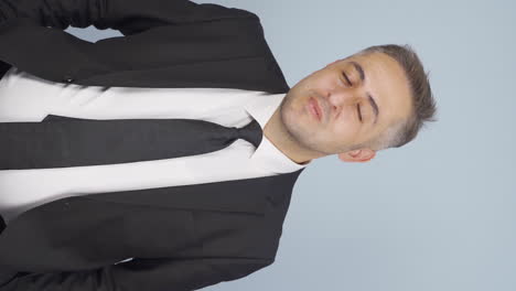video vertical de un hombre de negocios cansado quedándose dormido en la computadora portátil.