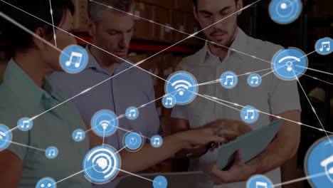 dispositivos conectados y animación de intercambio de datos sobre personas de negocios en el almacén