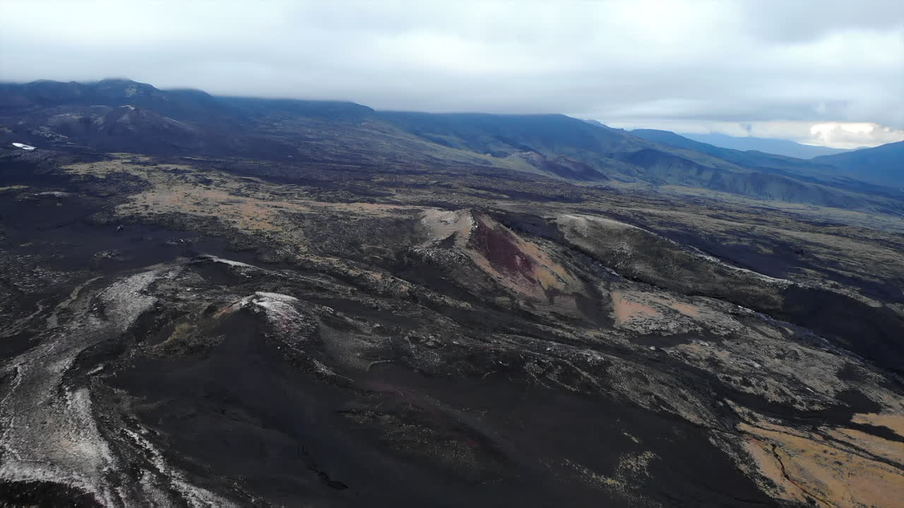 paisaje montañoso volcánico