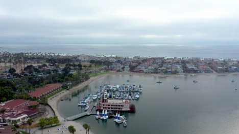 Bahia-Resort-Hotel-And-Bahia-Belle-Cruises-In-Mission-Bay,-San-Diego-With-Belmont-Amusement-Park-And-Pacific-Ocean-In-Distant-Background