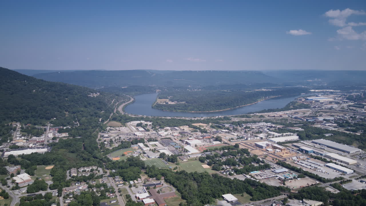 Hiperlapse aéreo del tráfico en la autopista I-24 mientras rodea el río Tennessee en Chattanooga, TN