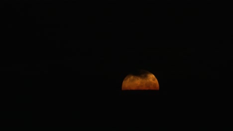 luna roja detrás de las nubes