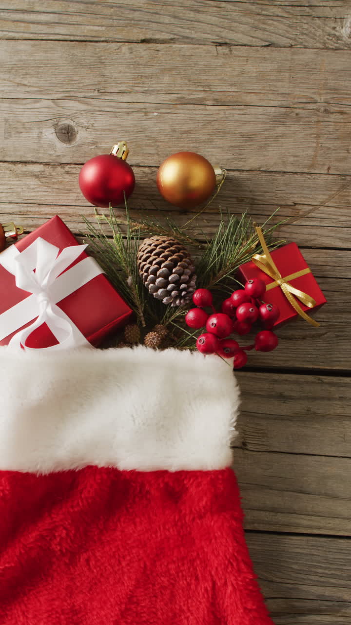 video vertical de medias de navidad con decoración y espacio de copia en fondo de madera