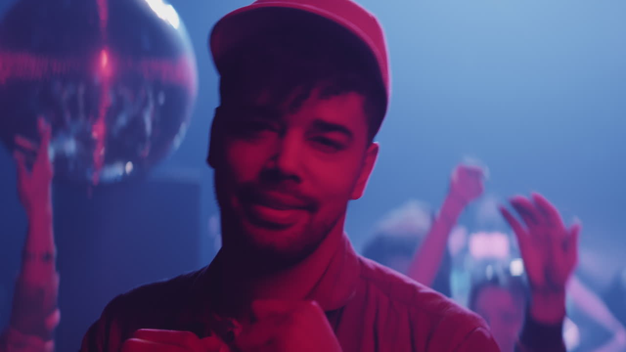 hombre disfrutando de una noche de fiesta en el club