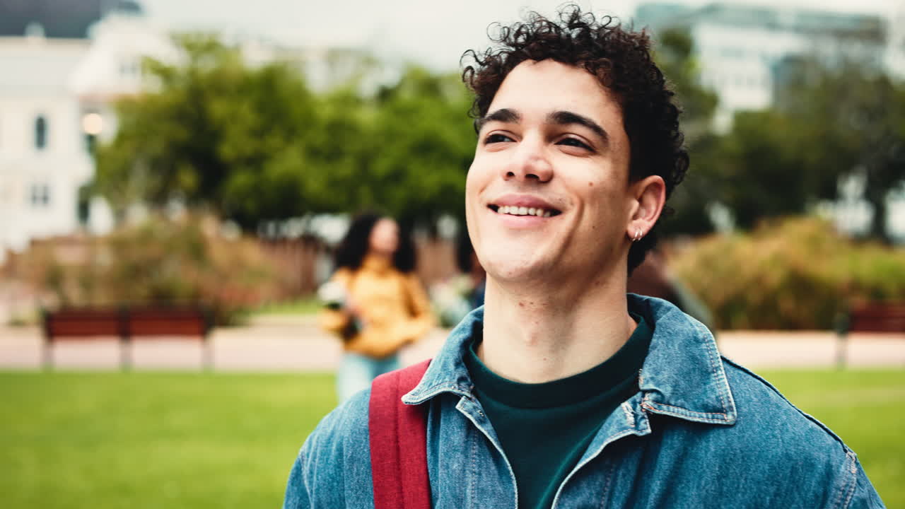 Jovem em campus universitário
