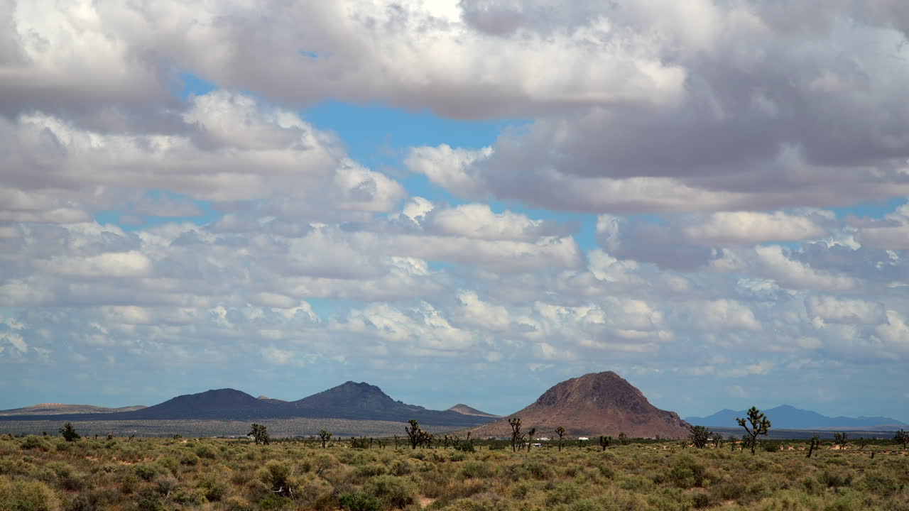 paisaje de nubes en el desierto de mojave sobre los montes y los árboles de joshua