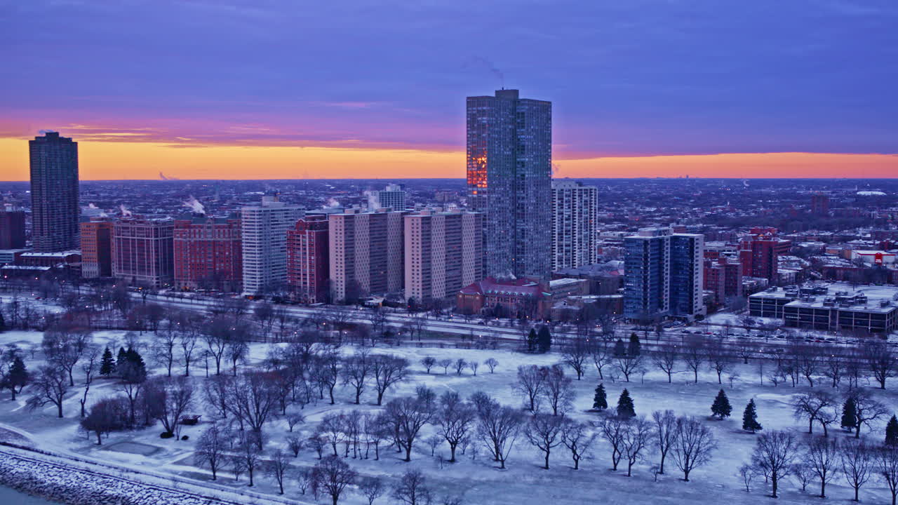Panoramica cinematografica con drone sulla skyline della città con vista sul Lago Michigan.