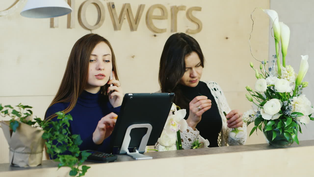 꽃집에서 일하는 두 여자 2