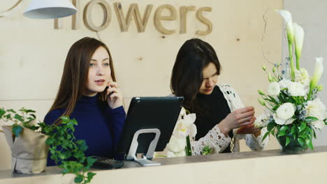 Zwei-Frauen-Arbeiten-In-Einem-Blumenladen-2