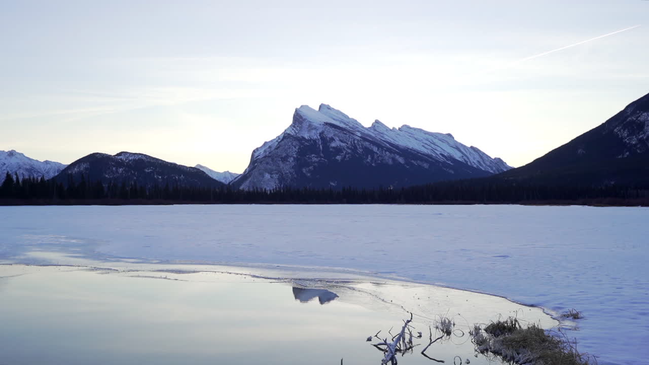 tranquila mañana de invierno en el parque nacional de banff en alberta, canadá en una mañana de invierno