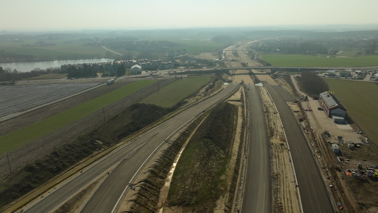 vista aérea que muestra el progreso expansivo de una carretera o autopista principal en construcción