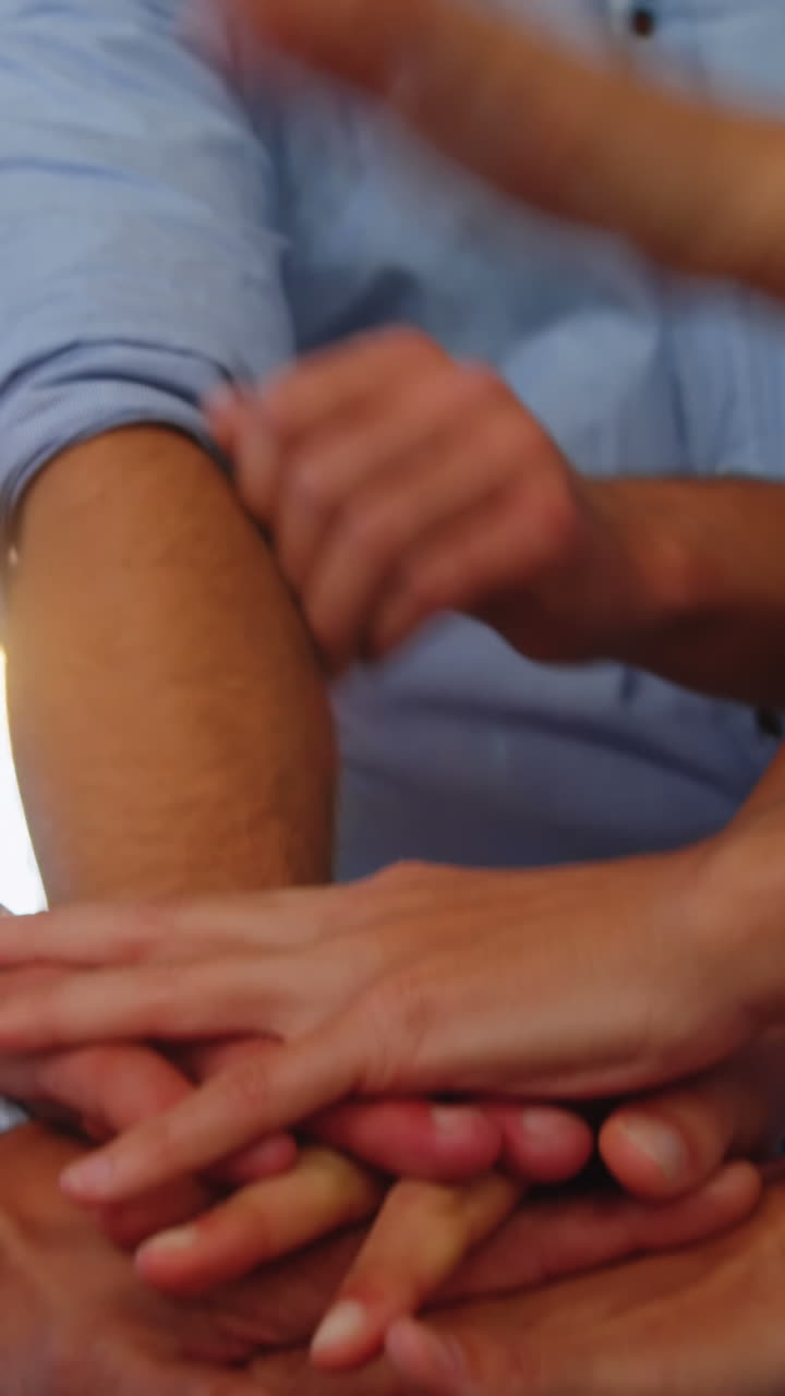 grupo de ejecutivos de negocios felices con la mano apilada