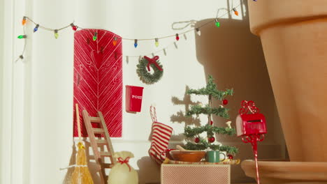 Skurrile-Skandinavische-Nisse-Tür-Mit-Festlichem-Baum-Und-Briefkasten