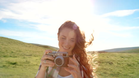 mujer tomando fotos en un campo