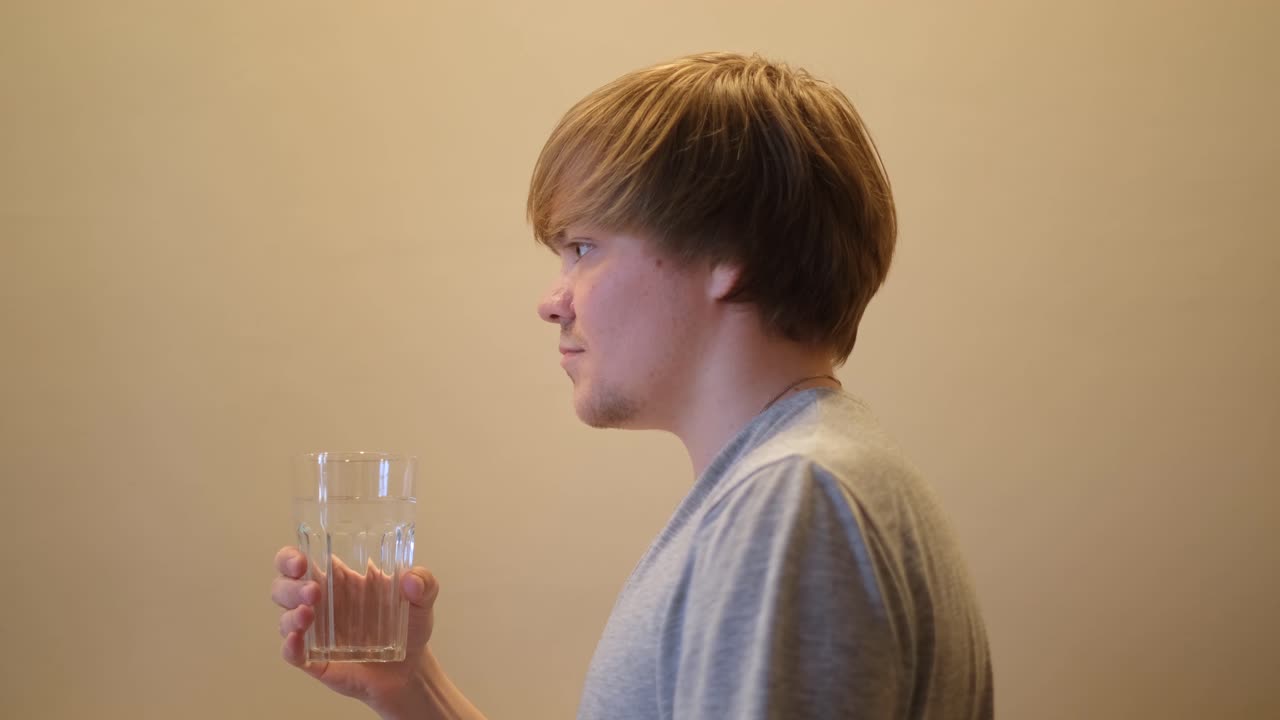 물을 마시는 젊은이