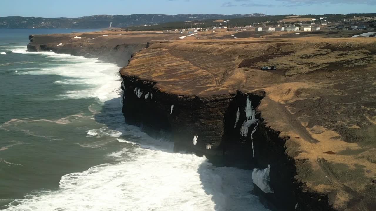video de aviones no tripulados de camiones conduciendo en el borde de acantilados peligrosamente inclinados de 300 pies