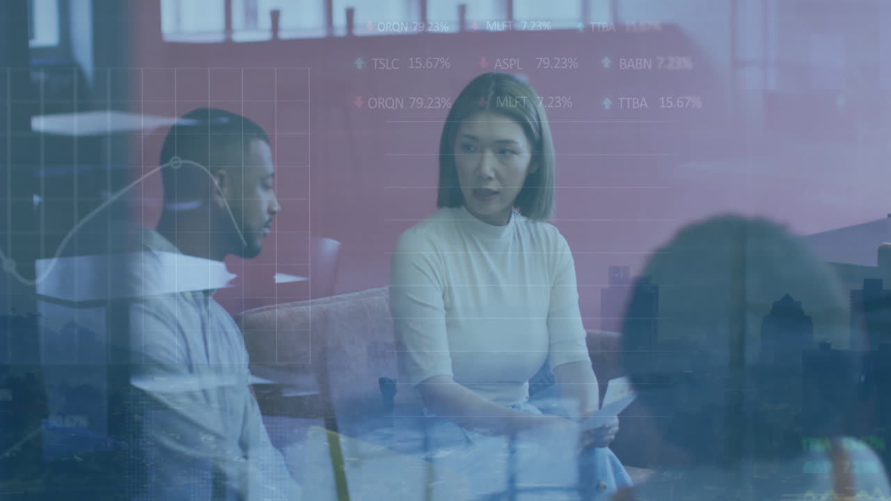 사무실에서 다양한 사업가들에 대한 금융 데이터 처리의 활성화