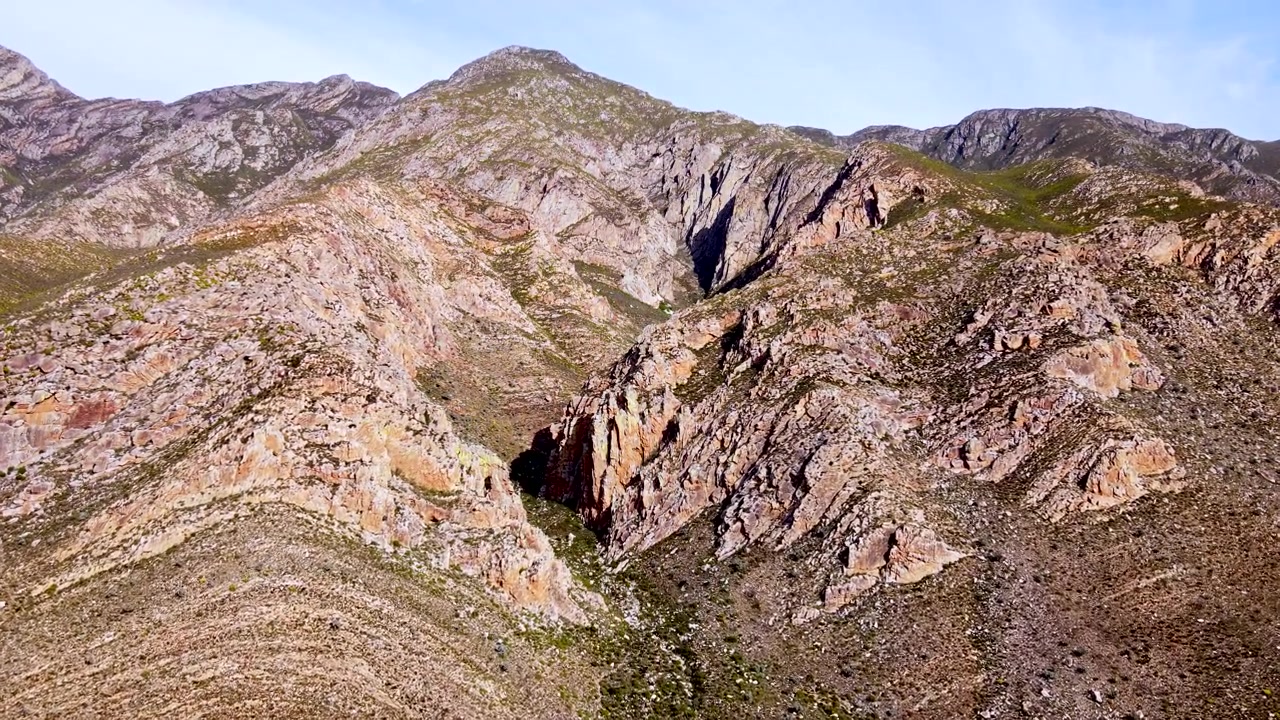Formazioni rocciose frastagliate dell'antica montagna Langeberg nel Little Karoo, vista aerea