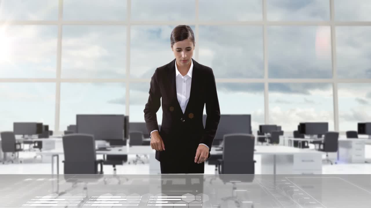 mujer de negocios usando una pantalla digital