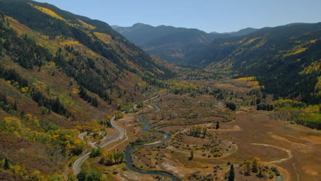 Rugiente-Tenedor-Valle-Del-Río-Estrella-Del-Norte-Reserva-Natural-Independencia-Pase-Diablos-Ponchera-Colorado-Verano-Otoño-Aéreo-Zumbido-Cinematográfico-álamo-Temblón-Masa-De-Nieve-Ashcroft-Hermosa-Cielo-Azul-Soleado-Izquierda-Hacia-Arriba