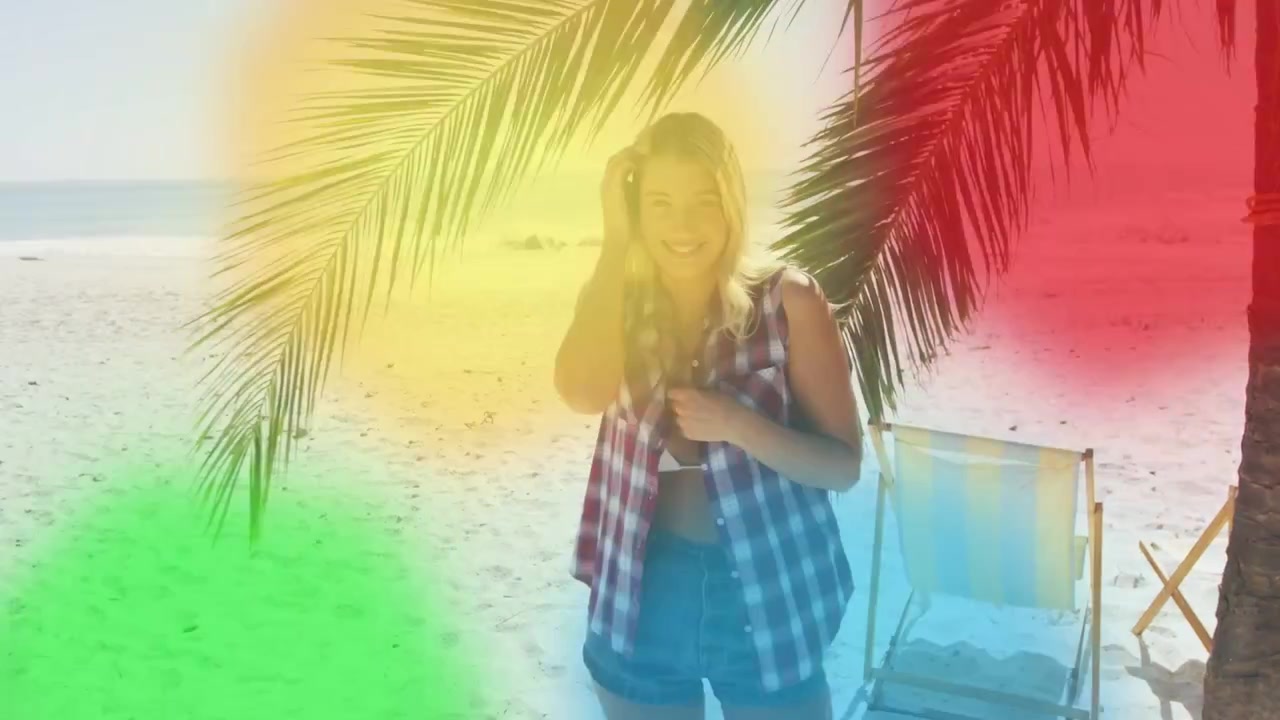 Donna in posa sotto una palma, che si sistema i capelli e la maglietta, con cornici che creano sovrapposizioni che evidenziano l'abbigliamento da spiaggia