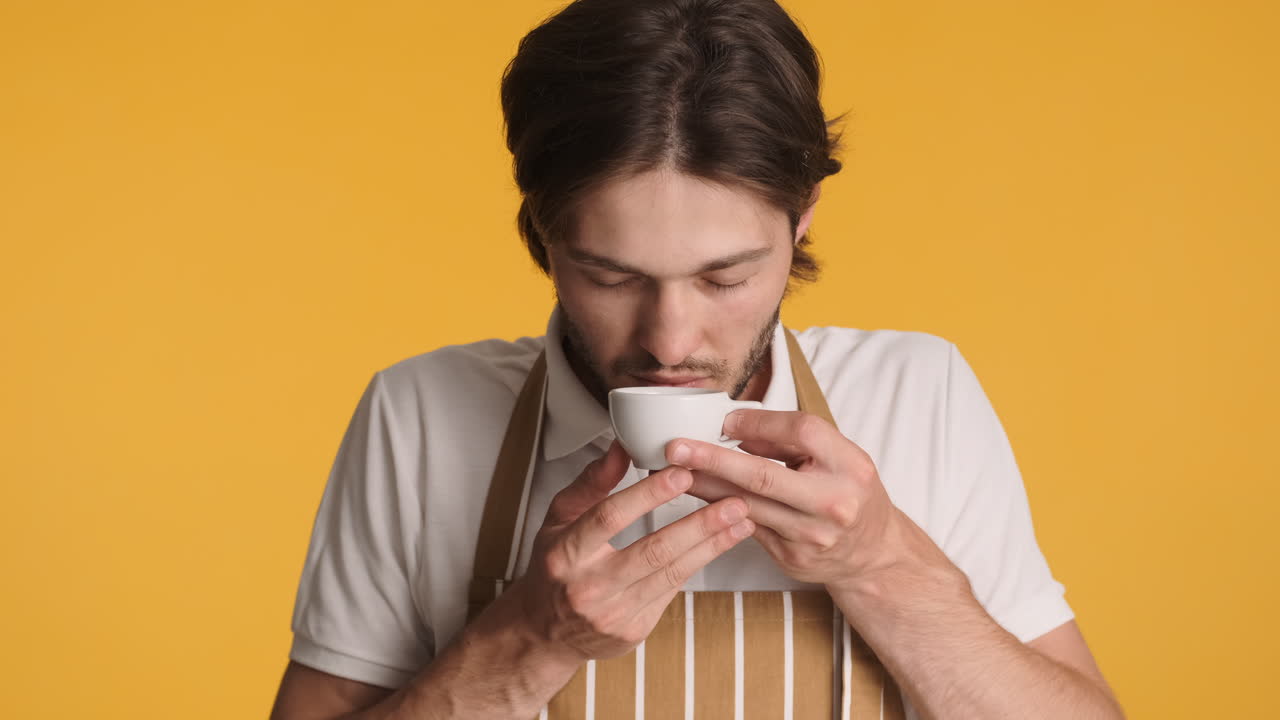 노란색 배경에 카메라 앞에 있는 백인 남자.