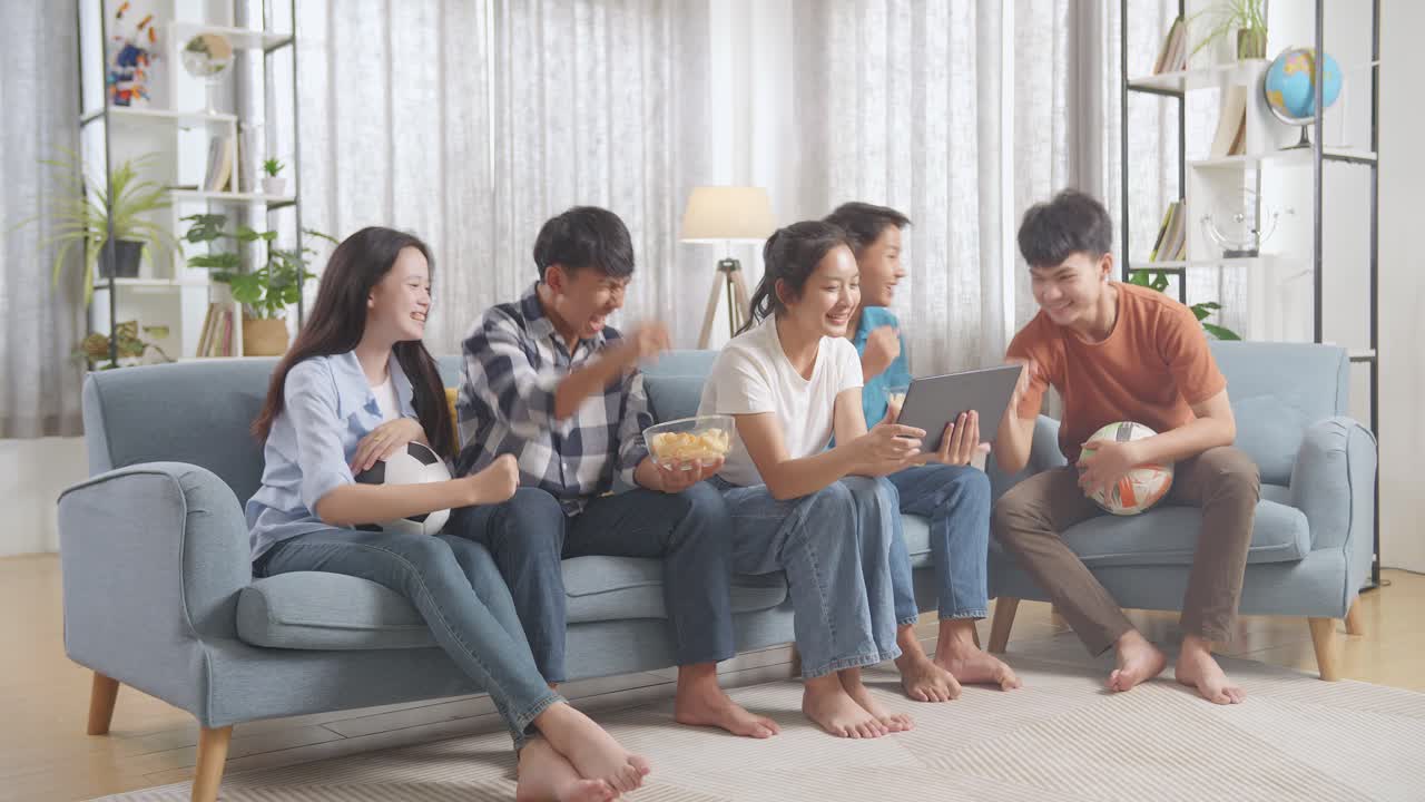 친구 들 이 함께 축구 경기를 보고 있다