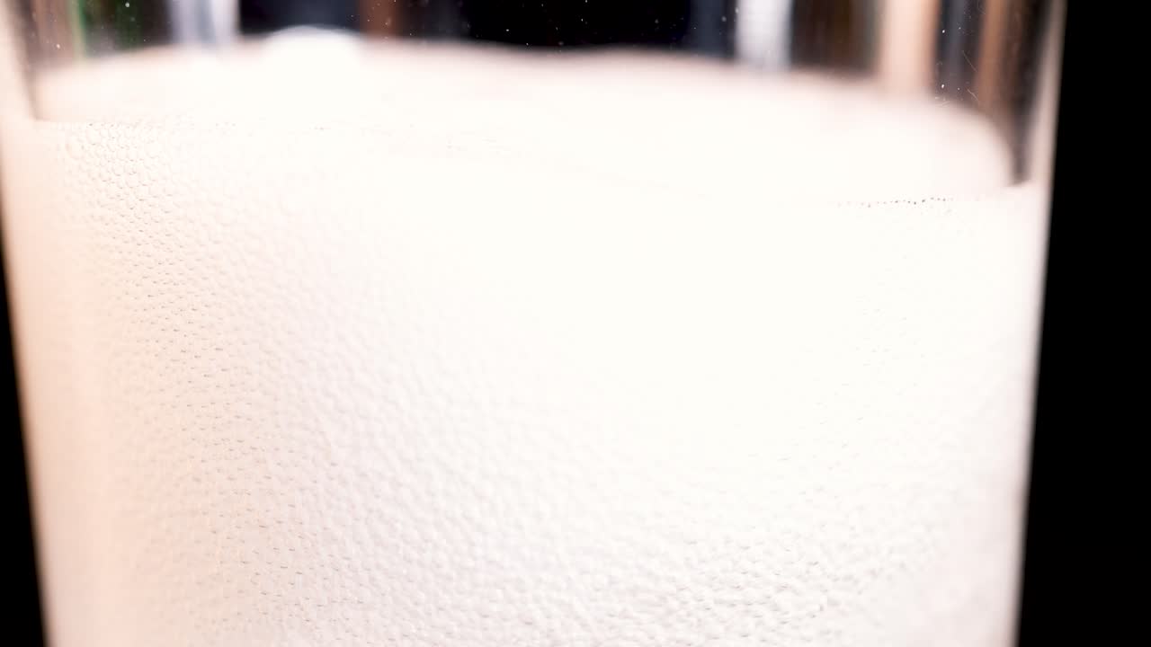 신선 한 음료 에 거품 이 아지는 것