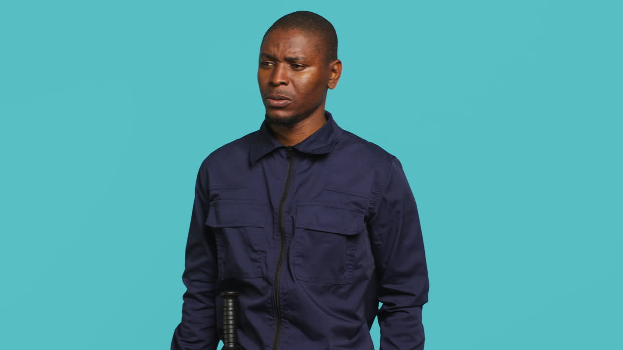 guardia de seguridad señalando con el dedo, regañando a la gente por entrar ilegalmente