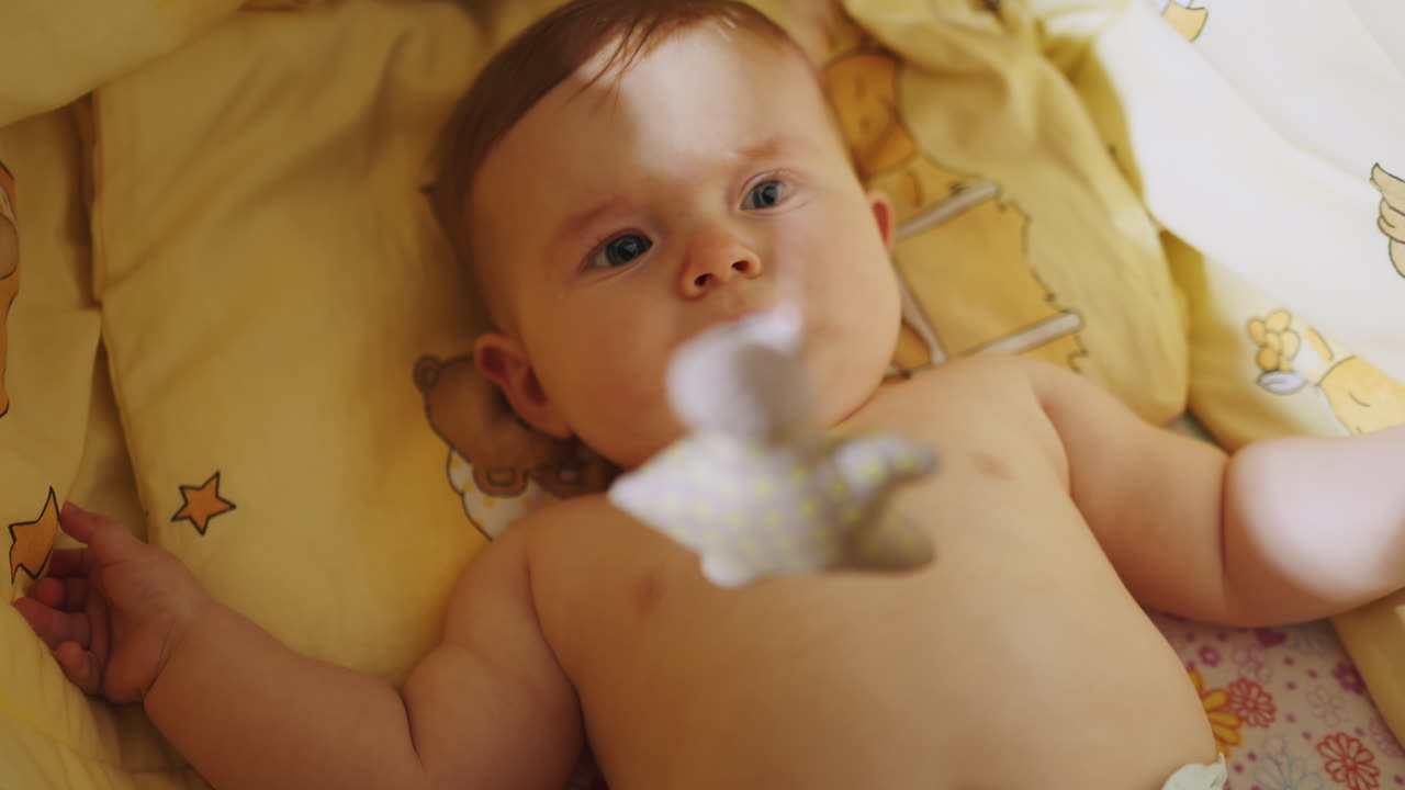 bebé jugando en la cuna