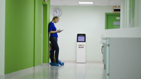 Mother-and-child-in-hospital-lobby