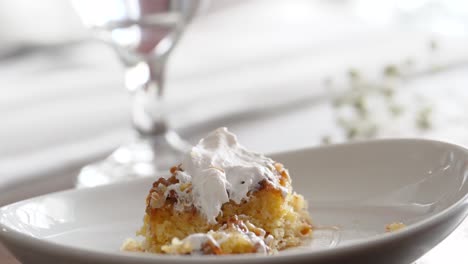 Nahaufnahme-Des-Kupferlöffels,-Der-Zitronen-Mohn-Kuchen-Mit-Schlagsahne-Garniert