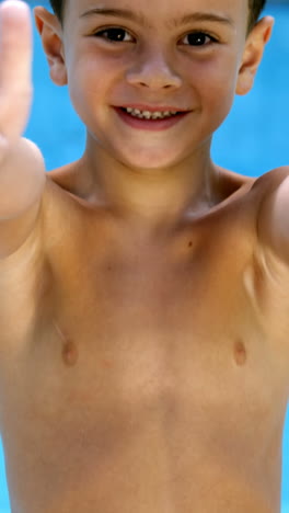 un niño sonriendo con los pulgares hacia arriba