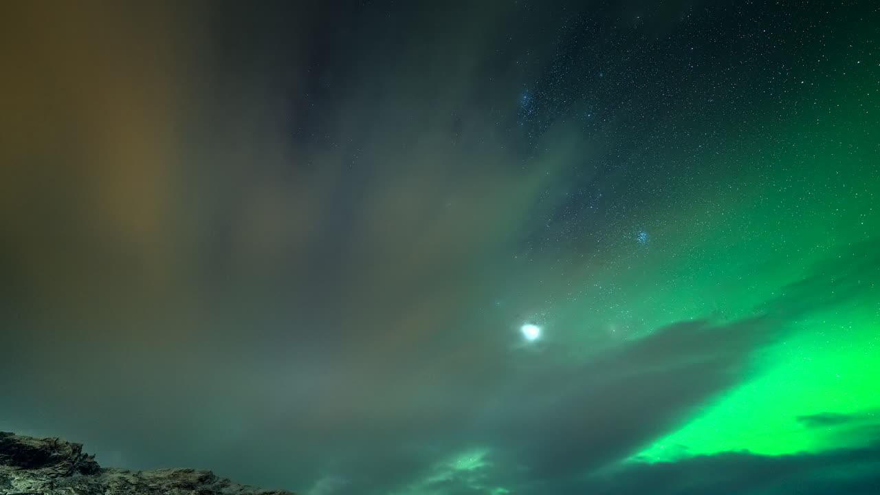 timelapse de la aurora boreal verde por la noche en skibotn, el fiordo de lyngen en el norte de noruega.