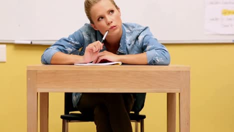 Konzentrierter-Student,-Der-Im-Klassenzimmer-Lernt