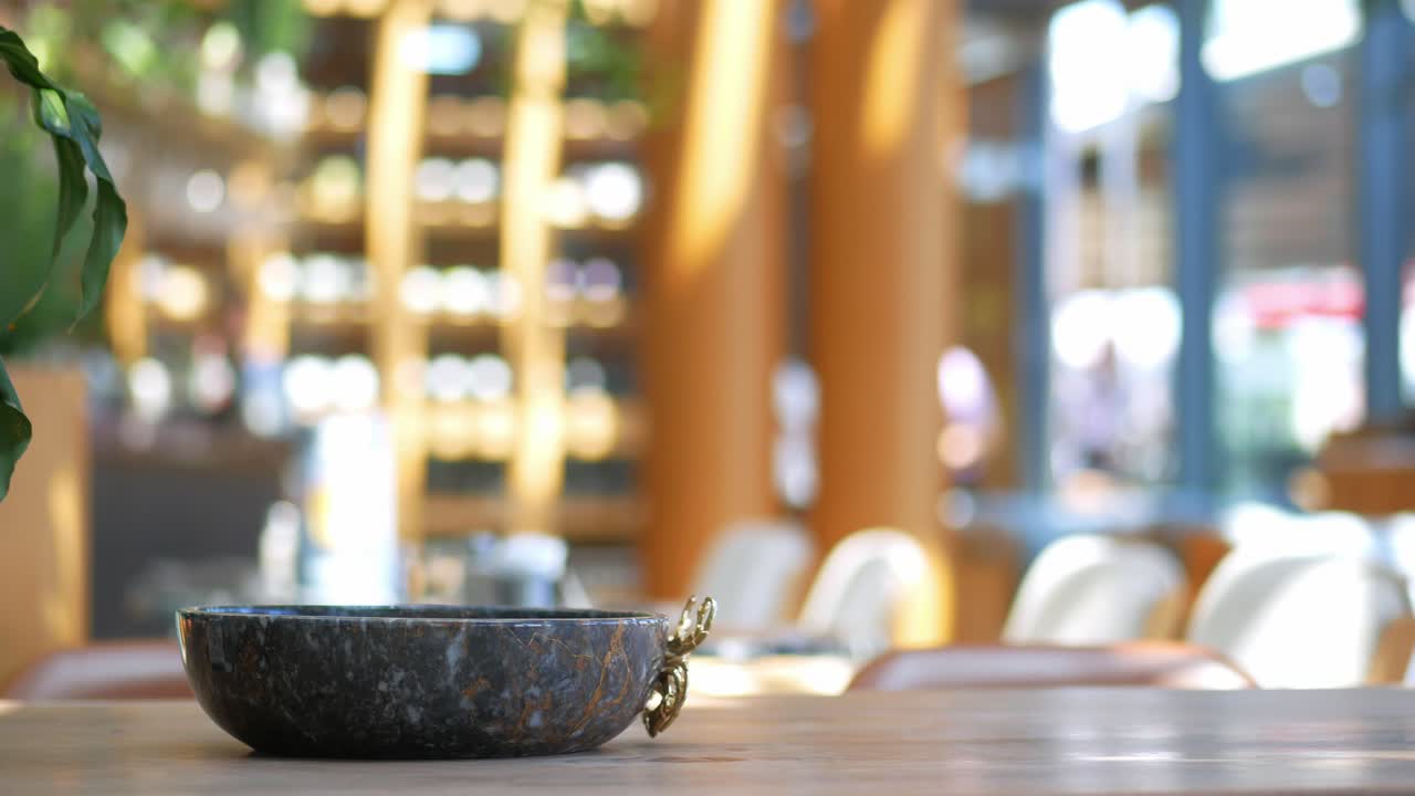 elegante cuenco de mármol en una mesa de madera en un restaurante moderno