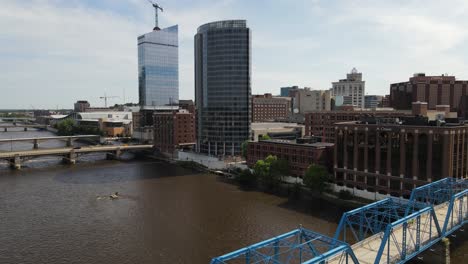 Grand-Rapids,-Michigan-Blue-Bridge-Y-Video-De-Drones-En-El-Horizonte