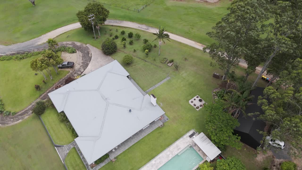 sobrevuelo aéreo de la casa de vacaciones y la piscina