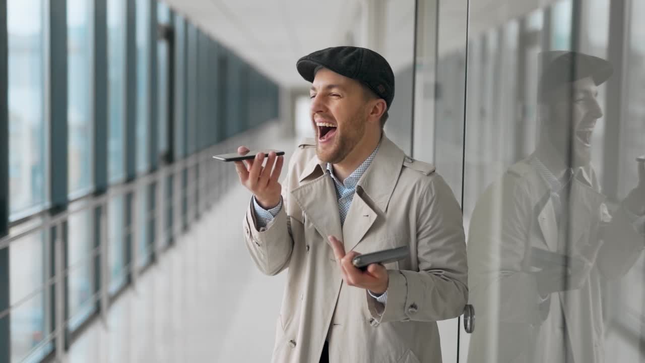 음성 메시지를 통해 전화 통화를 하는 세련된 청년