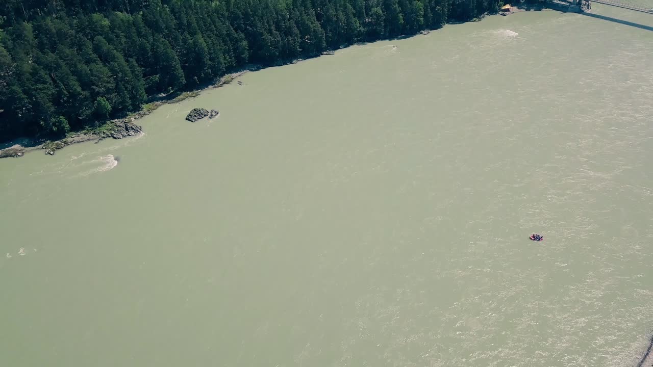 воздушный полет над горной рекой