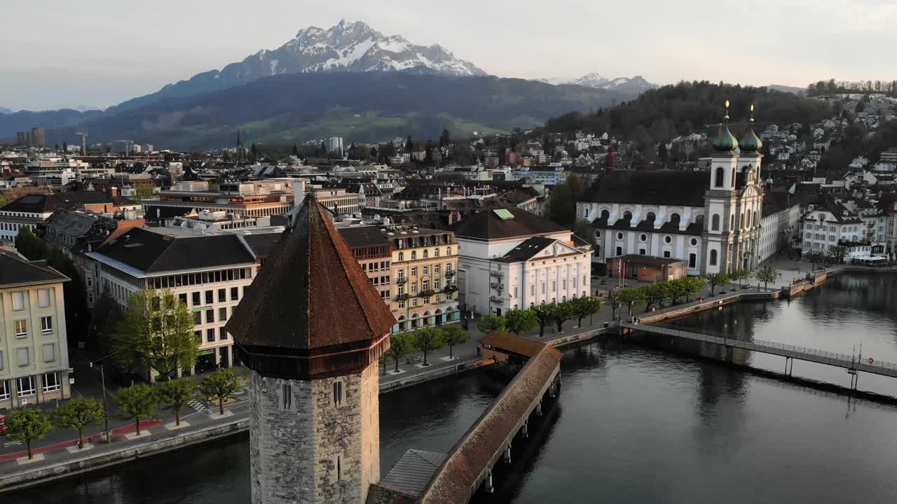 vista aérea del puente kappelbrücke en lucerna, suiza, con un movimiento panorámico hacia abajo directamente desde arriba